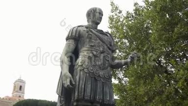 意大利罗马的凯撒雕像。 <strong>库存</strong>。 朱利叶斯·凯撒雕像的录像